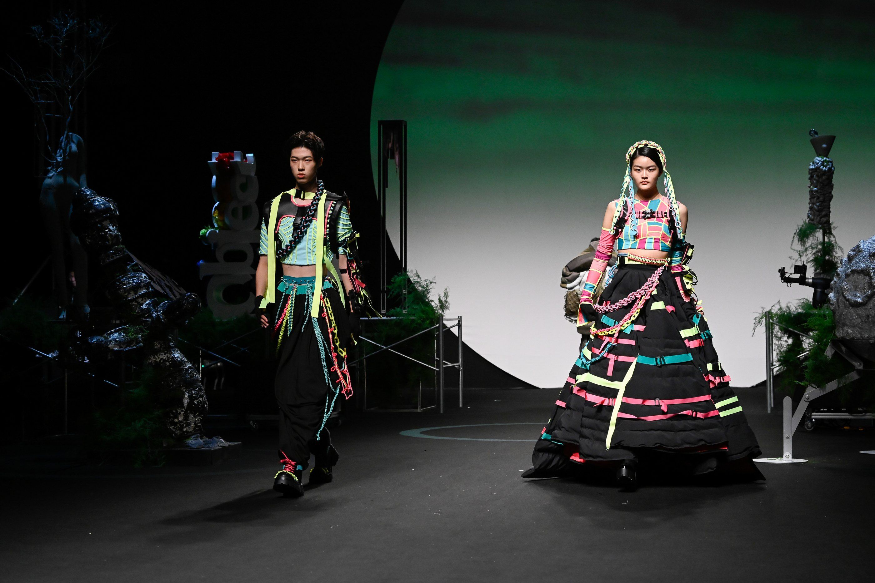 Looks 01 and 02 crossing the stage under the Hongik Fashion Week set